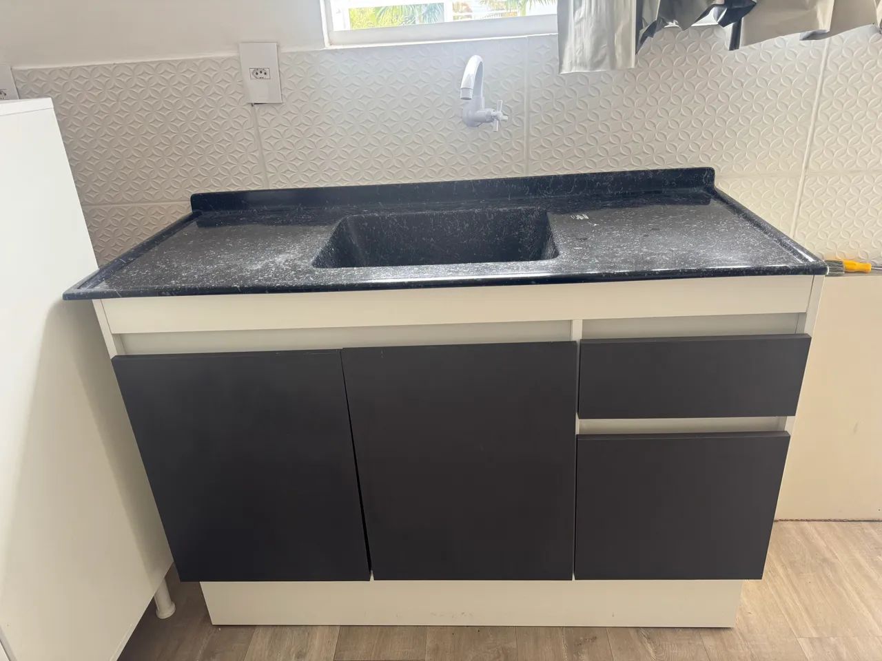 Balcão de Cozinha com Pia C/ Bancada cor Granito Preto MDF E Movél Branco Armário MDF - Foto 5