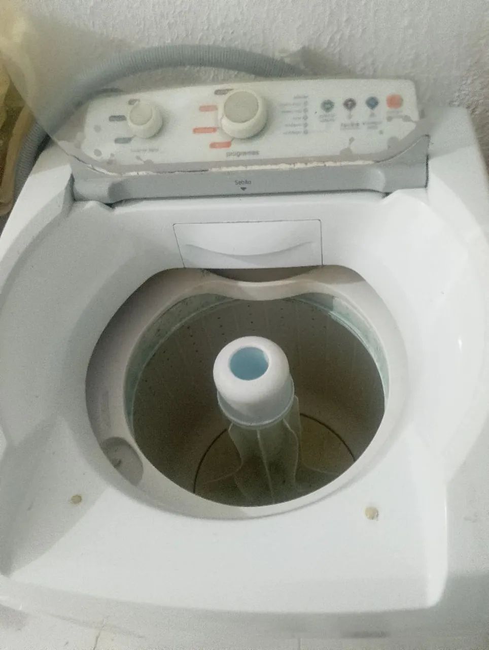 Máquina de lavar roupa com defeito 