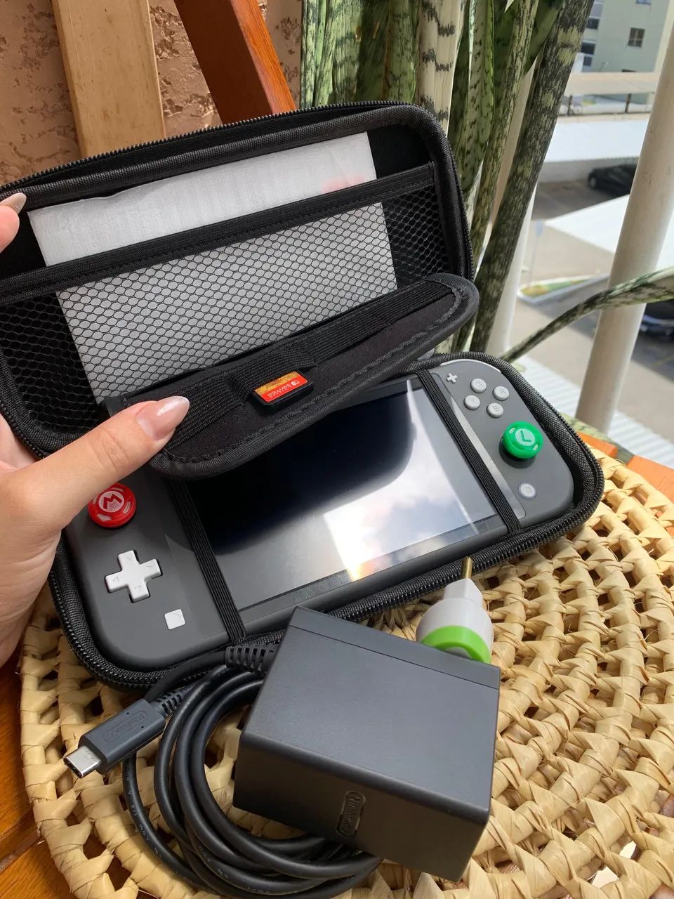 Nintendo switch lite Semi Novo todo completo (case e carregador ...