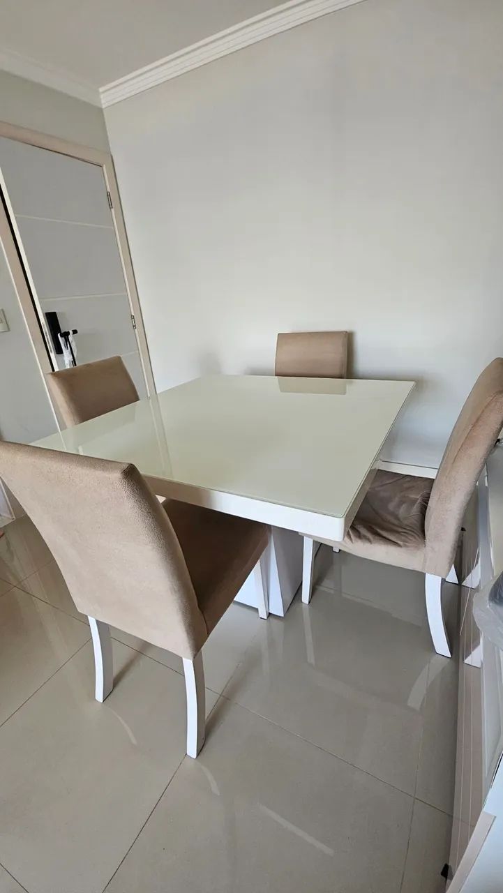 Mesa 1.20 x 1.20 com 4 cadeiras