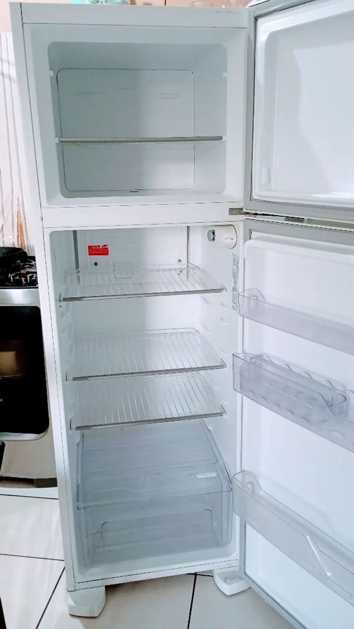 Vendo geladeira Electrolux funcionando perfeitamente vem conservada  - Foto 2