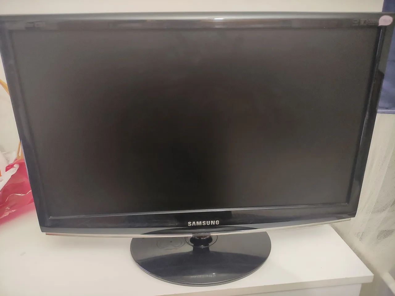 Monitor Samsung 22 polegadas com os cabos entrada VGA e Dvi com.os cabos 