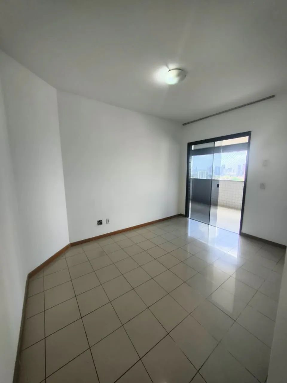 Amplo apartamento com 4 suítes, todas com sacada e 2 vagas de garagens - Foto 5