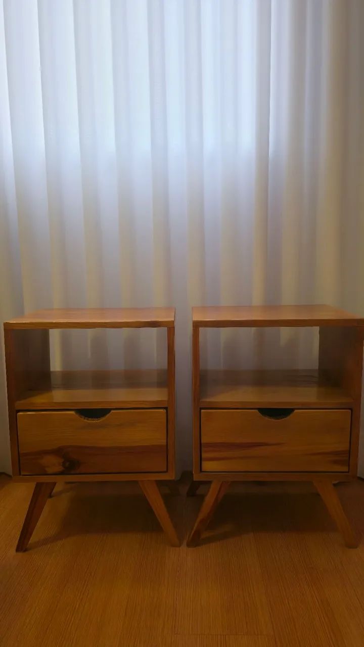 Criado mudo/ mesa de cabeceira