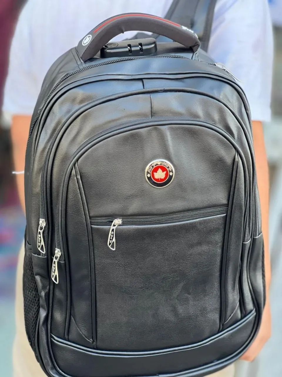 Mochila reforçada de material sintético com cabo USB  - Foto 3