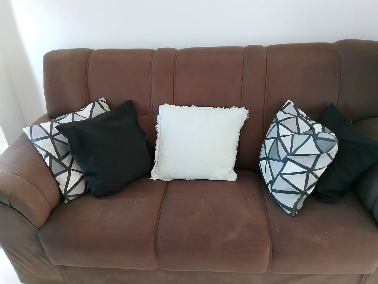 Vendo sofá de três lugares 64994027749123122