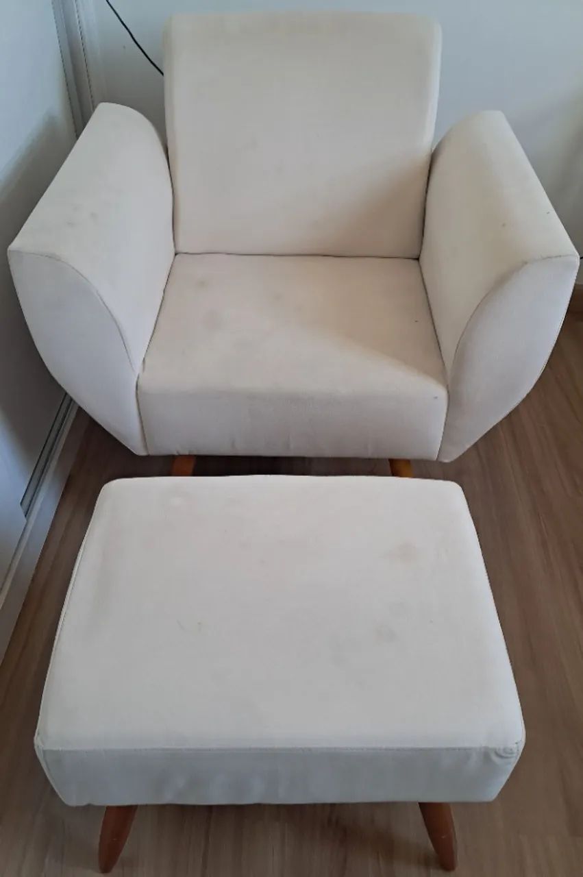 Kit Poltrona de amamentação fixa e Puff em Veludo Creme Quarto Bebê - Foto 2