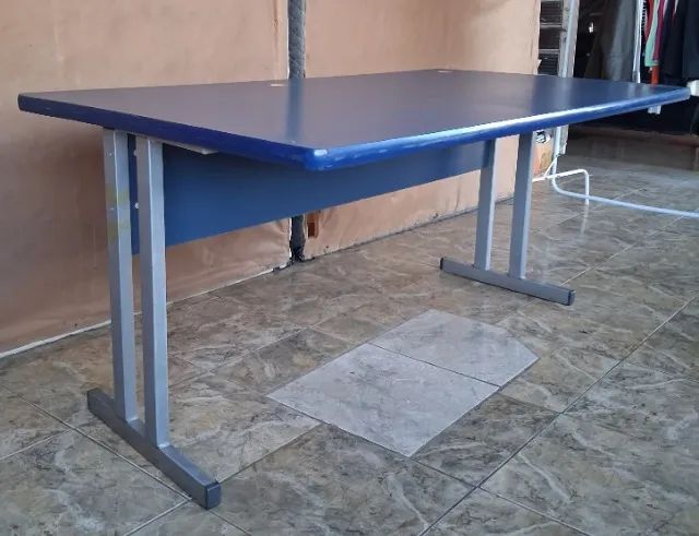 Mesa para escritório azul com pés de aço. - Foto 2