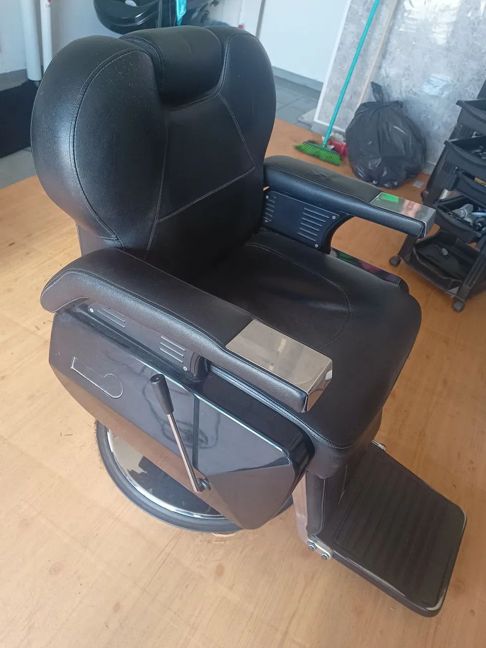 Poltrona de barbeiro - Suporte 150kgs - Foto 4