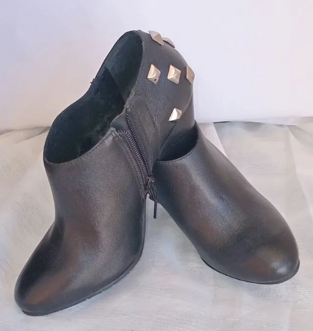 Ankle Boot DUMOND preta com spikes no calcanhar - Foto 4