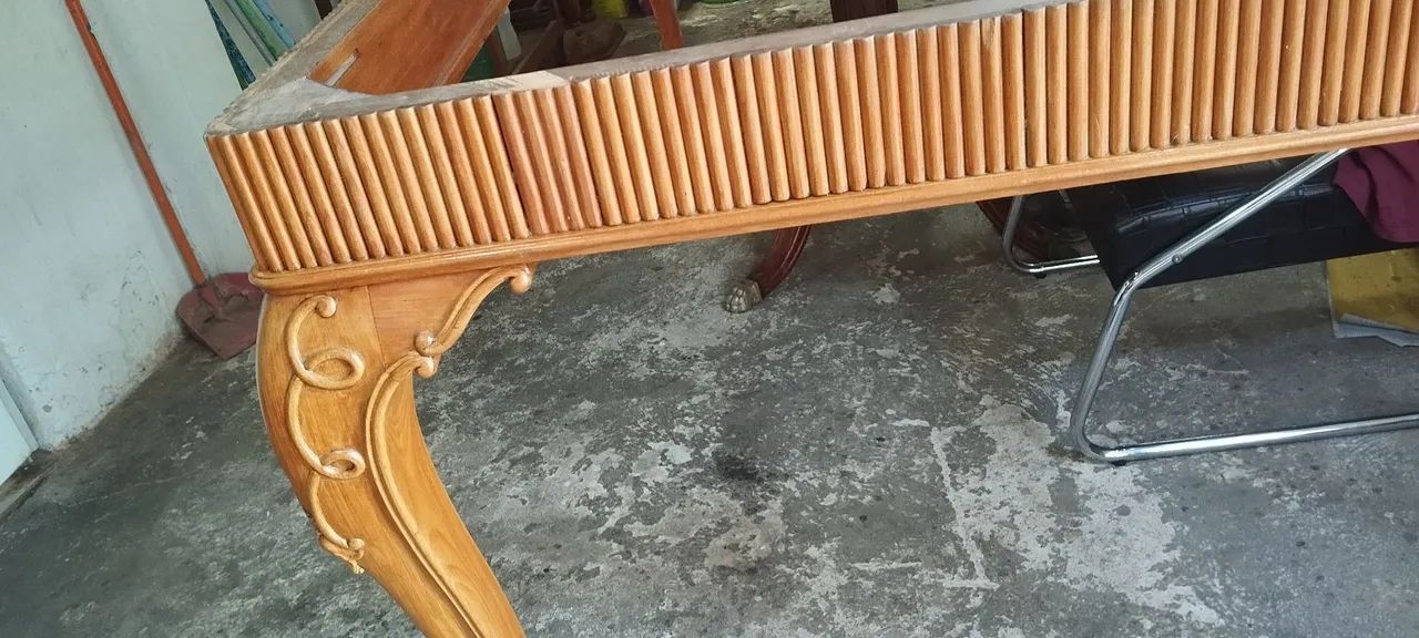 Mesa de madeira com 8 cadeiras  - Foto 2