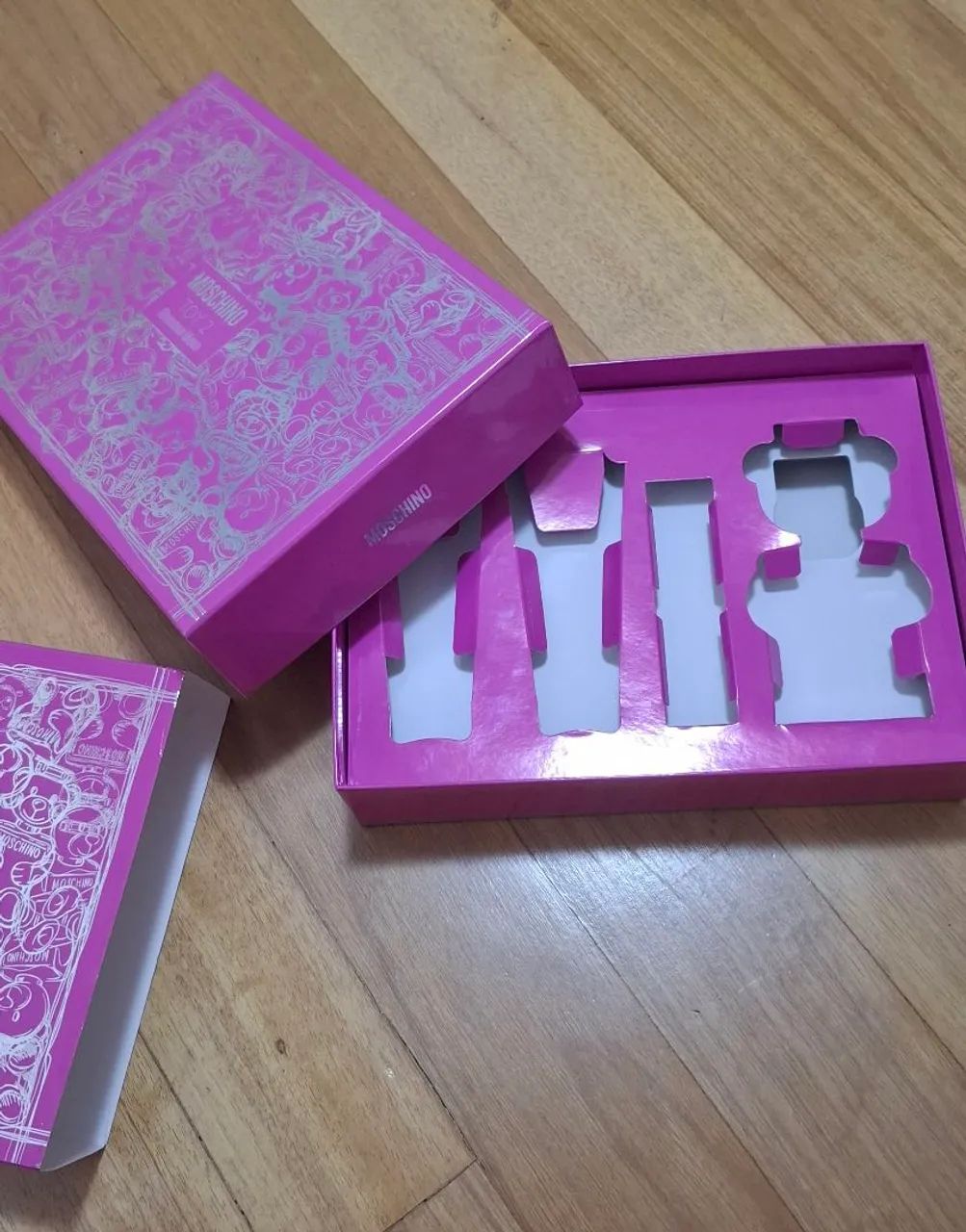 Caixa de kit de perfune Vazio Moschino - Foto 4