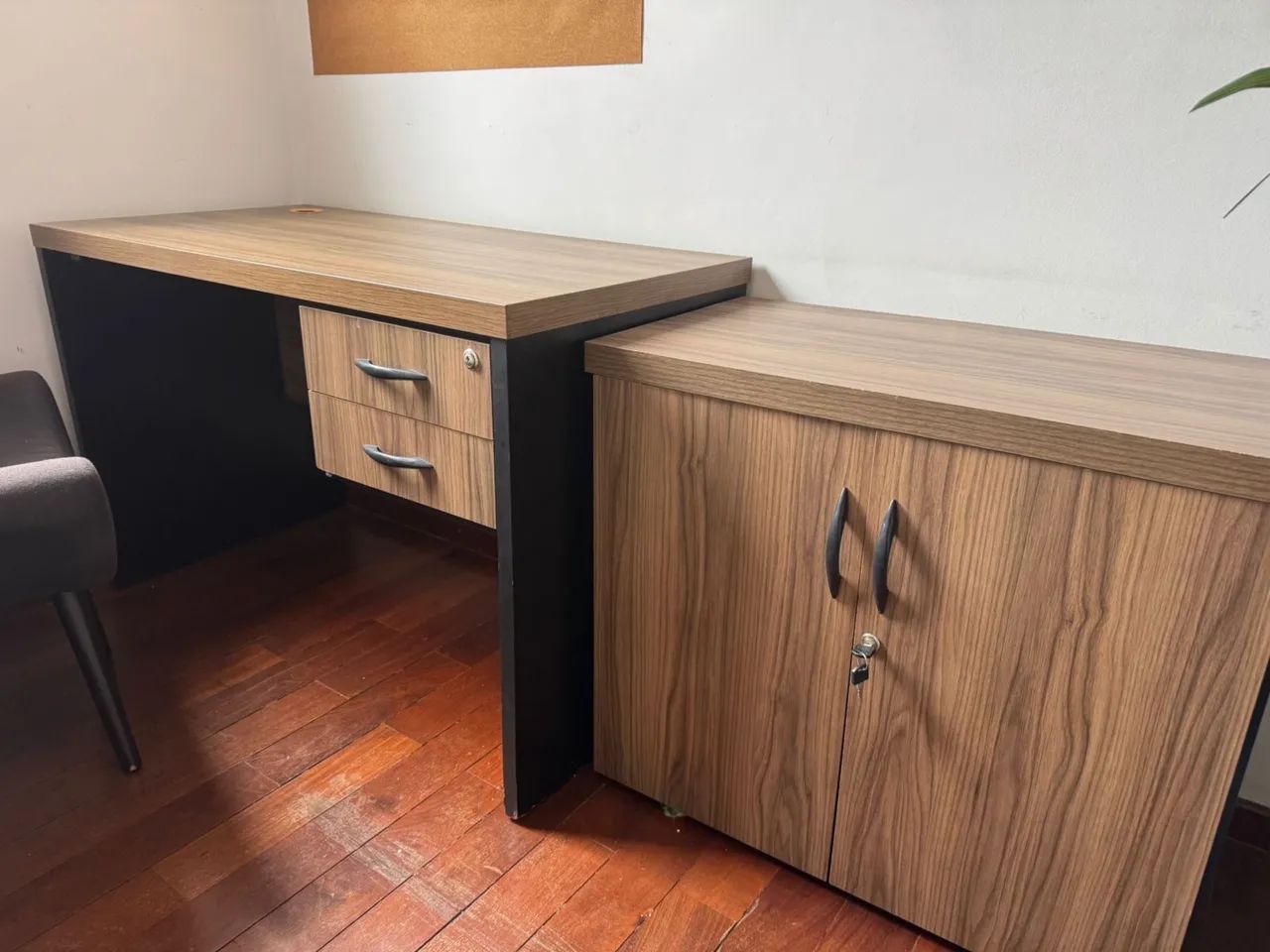Mesa e armário65735158323971124