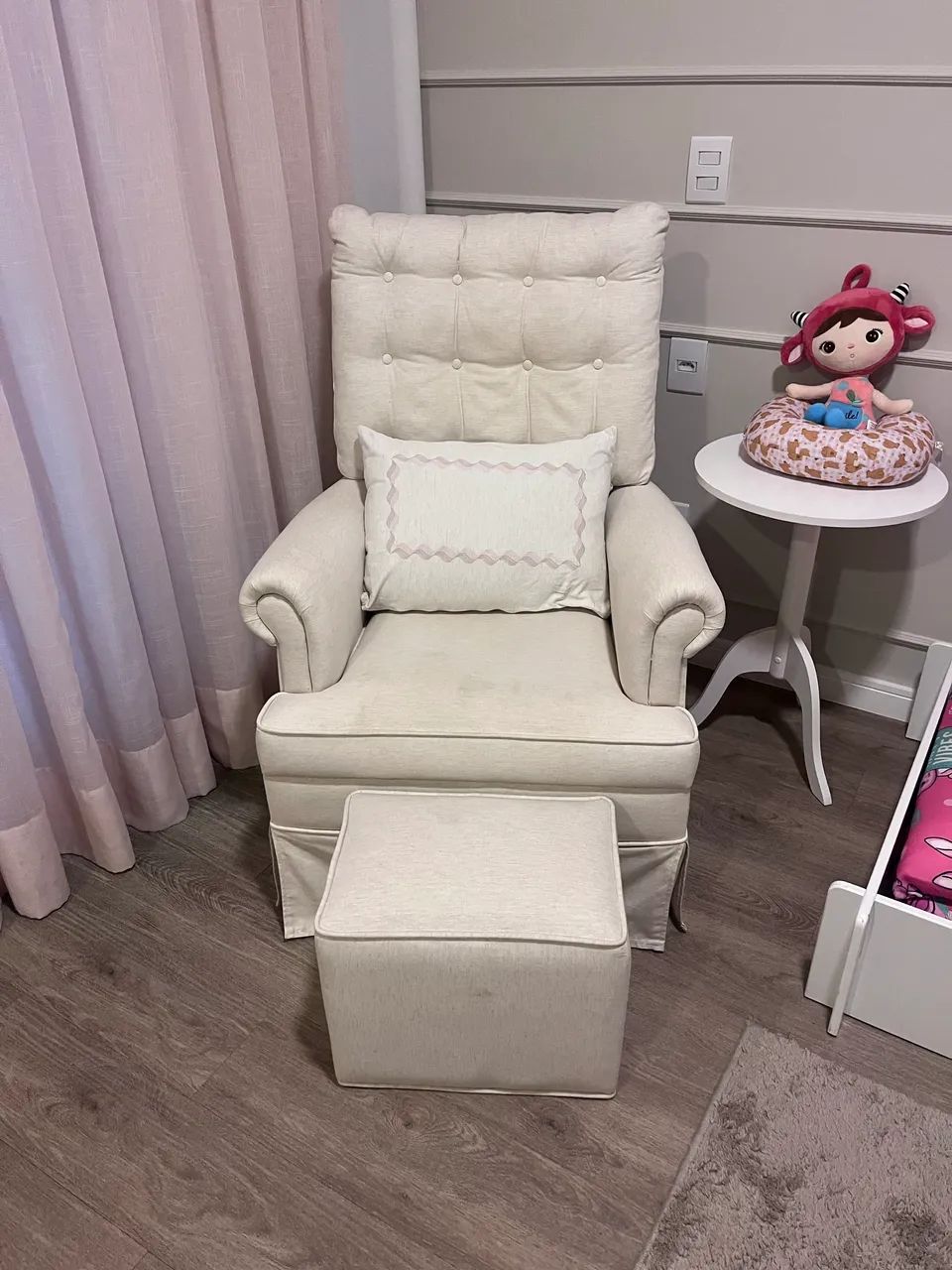 Vendo Poltrona Lilibee com banco para apoio dos pés - R$700 - Foto 3
