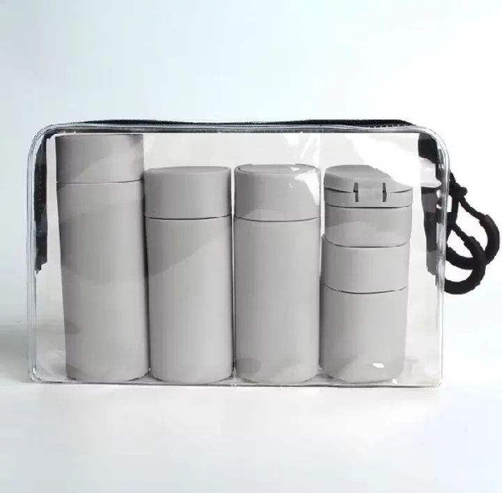 Estojo de Higiene Pessoal para viagem com 6 itens.