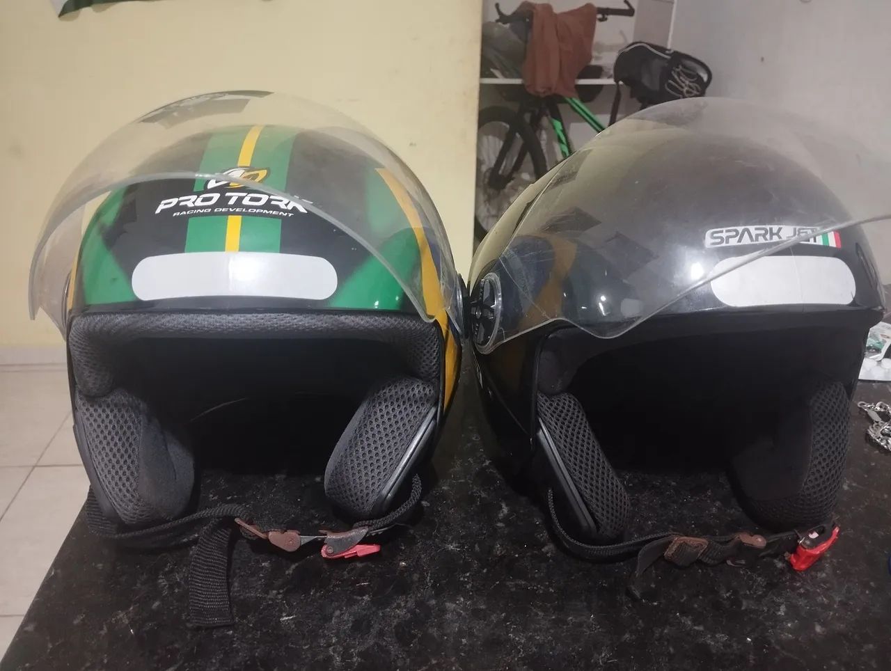 Vendo dois capacetes 