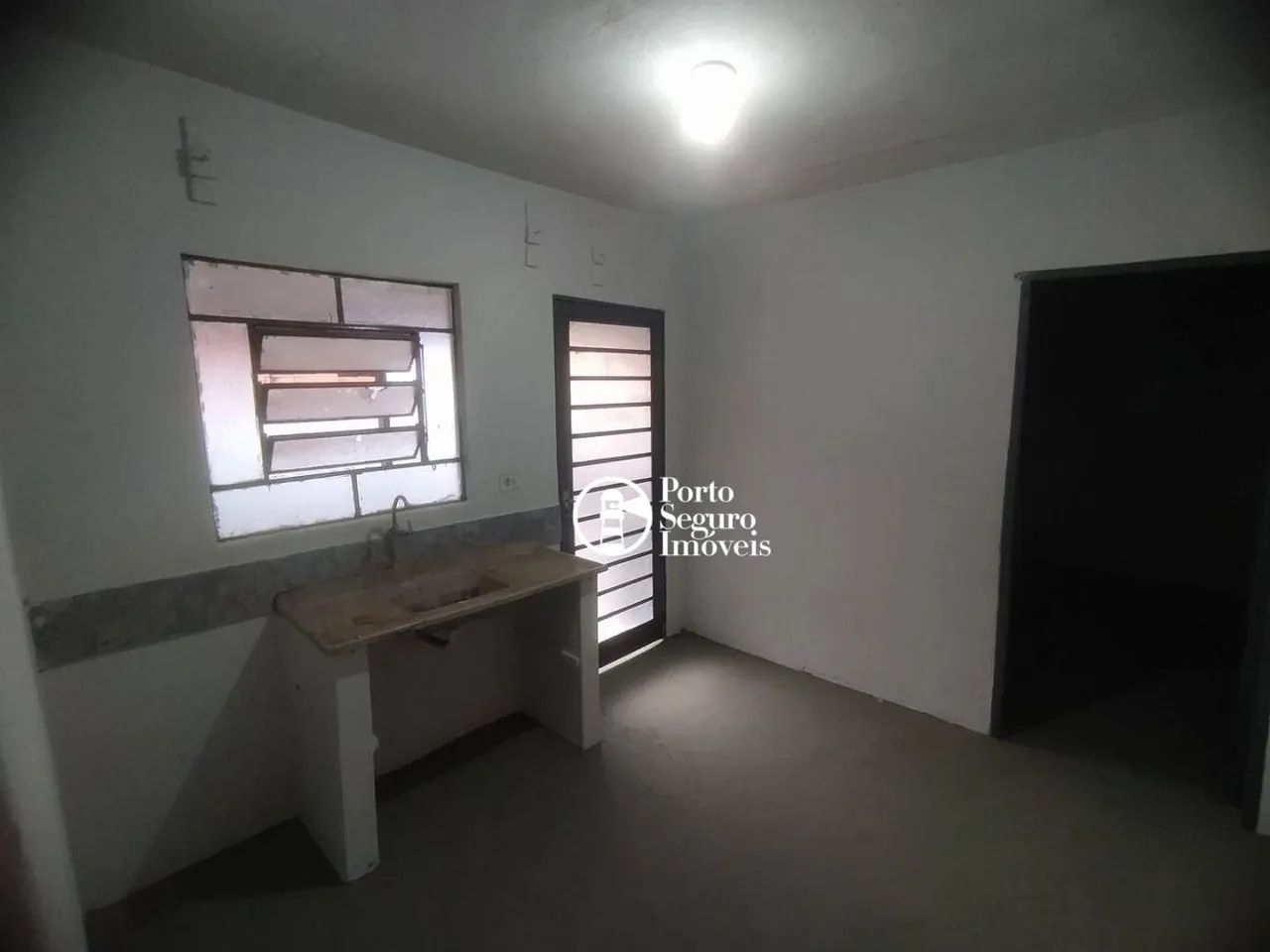 Uma casa de Fundos com 02 quartos, sala, cozinha, banheiro e quintal. - Foto 4