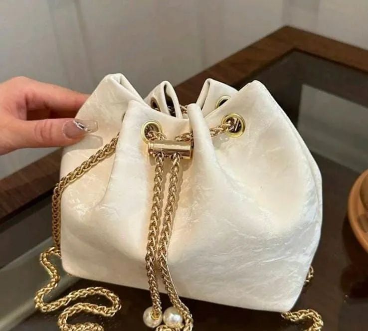 Bolsa transversal, mini buffet, com corrente, cor off-white.