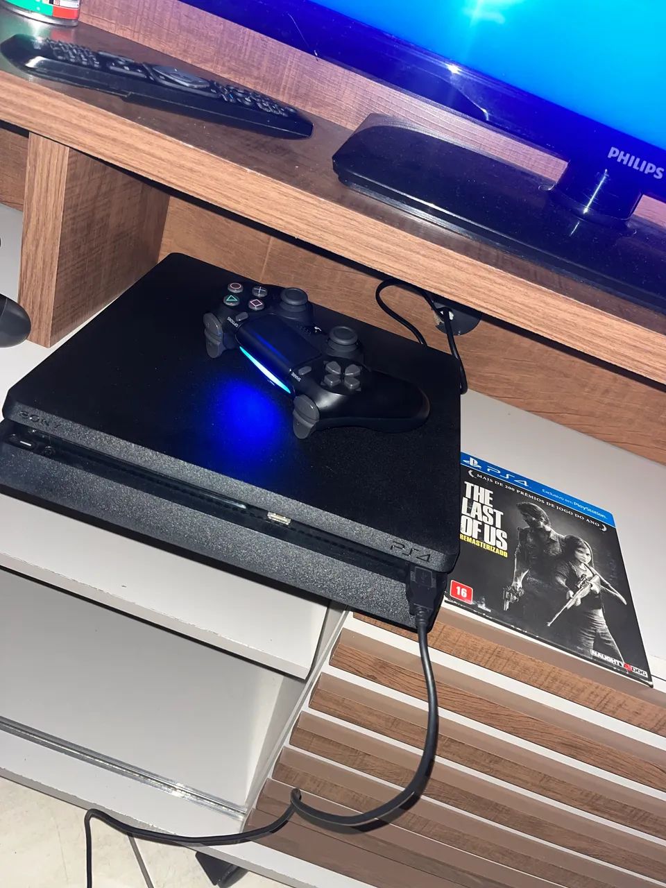 PS4 1TB Com 1 Jogo e 2 Controles 