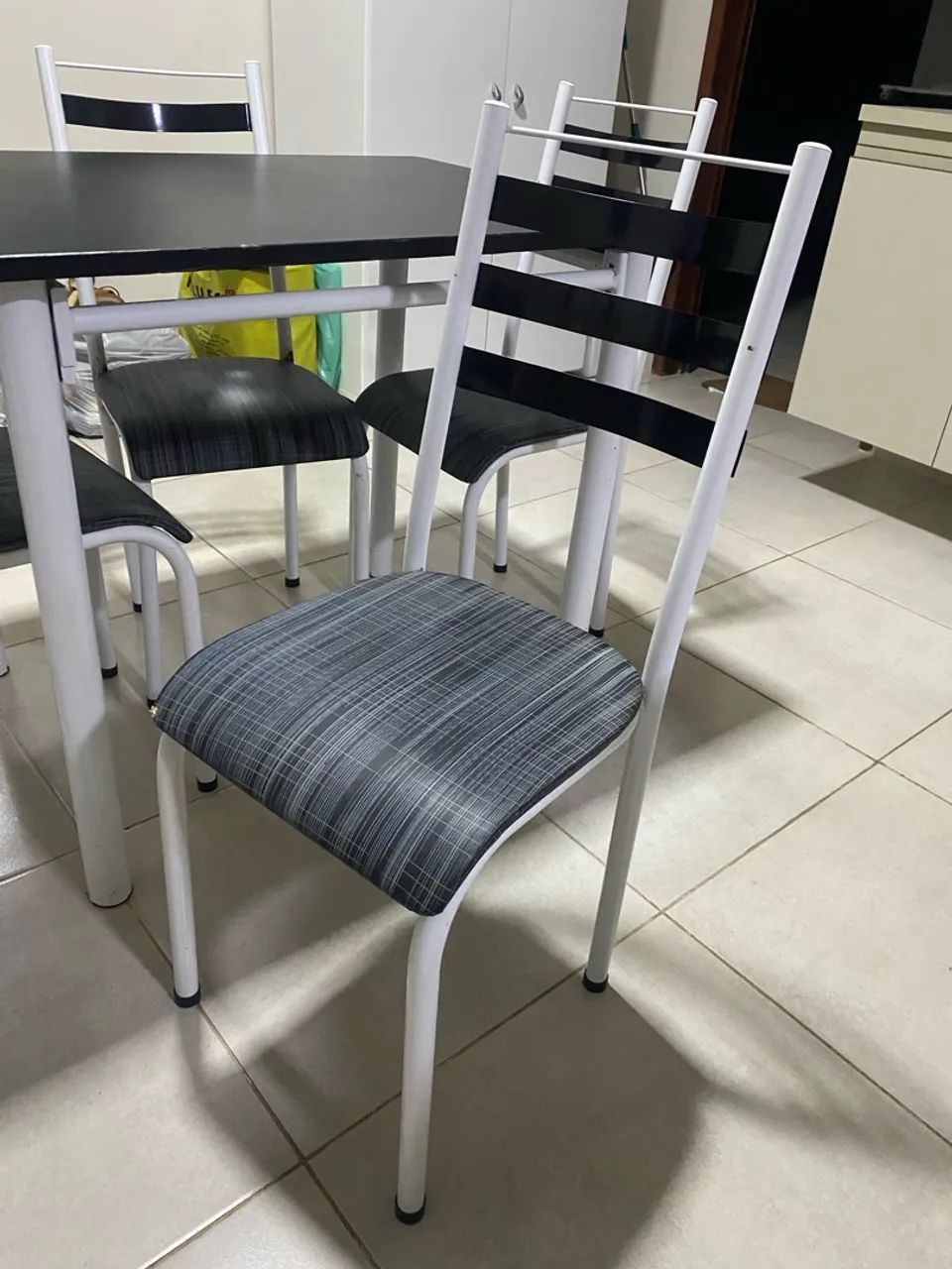 Mesa tampo de granito com 4 cadeiras - Foto 2
