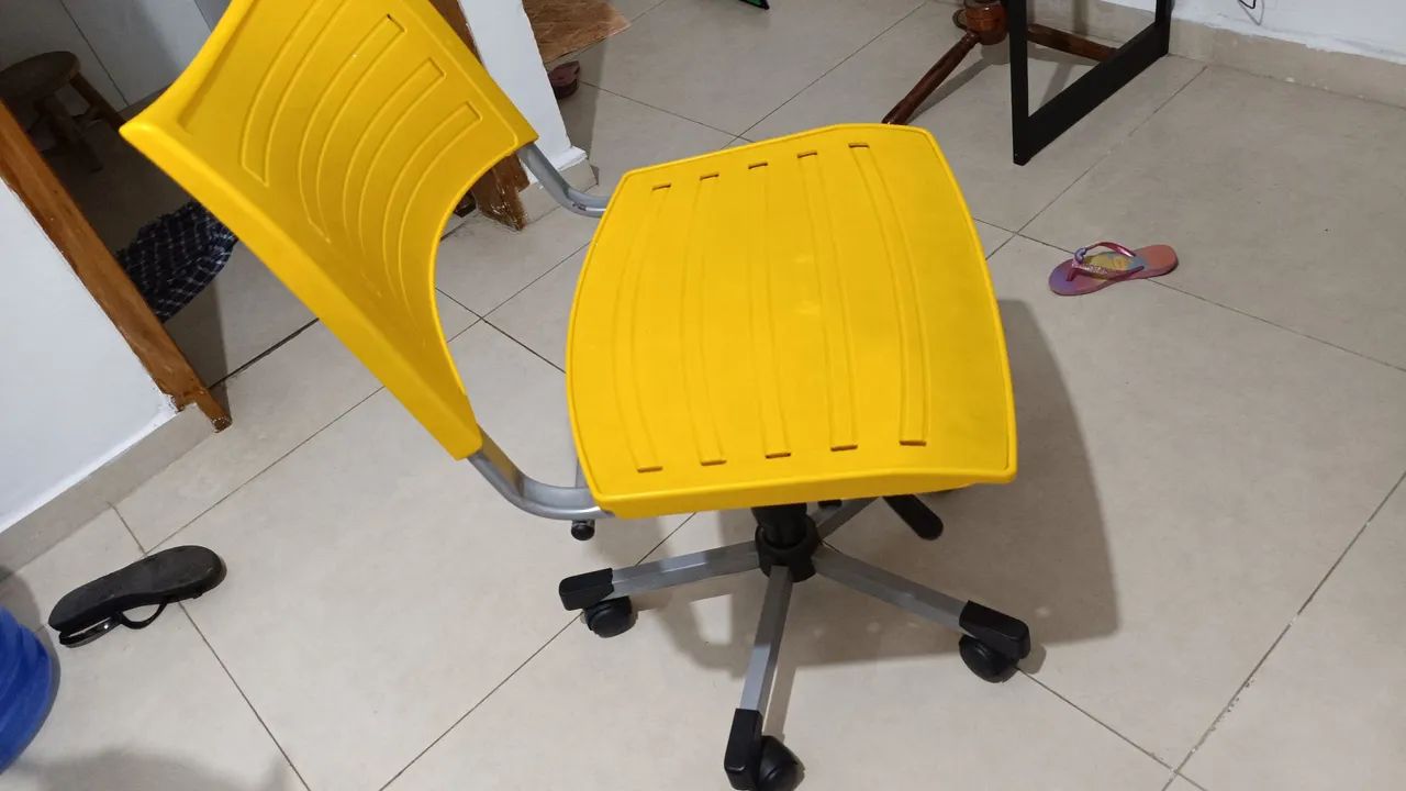 Escrivaninha simples com cadeira64985862271235123