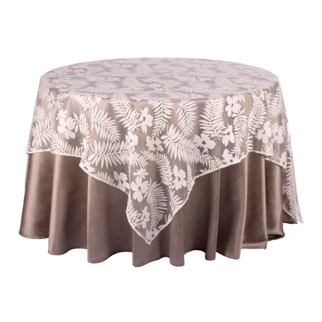 toalha com sobre toalha floral