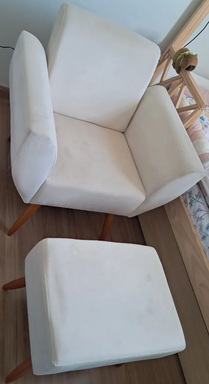 Kit Poltrona de amamentação fixa e Puff em Veludo Creme Quarto Bebê - Foto 3