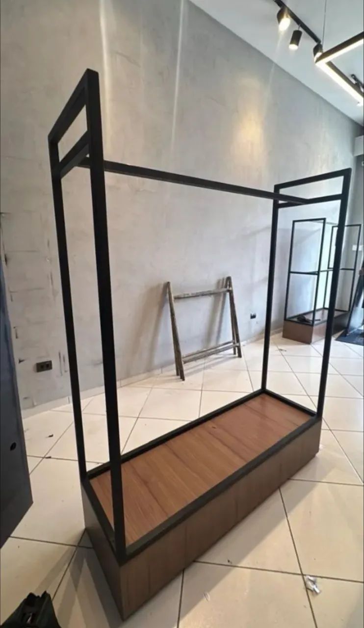 ARARA DE ROUPAS PARA LOJA