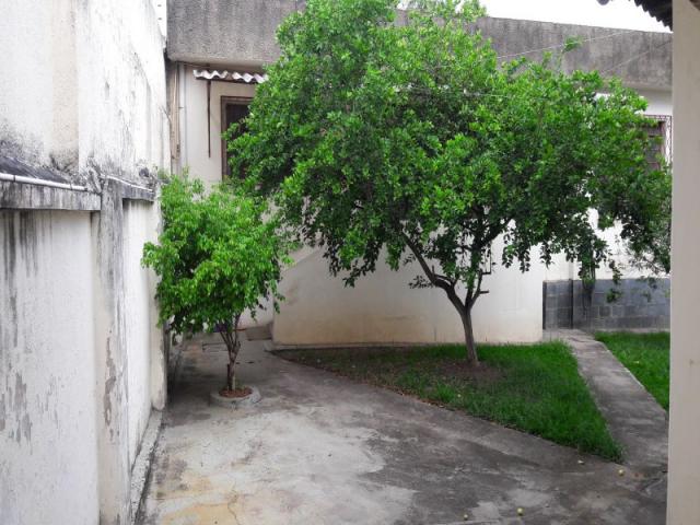 Casa com 04 quartos 02 vagas e ótima localização