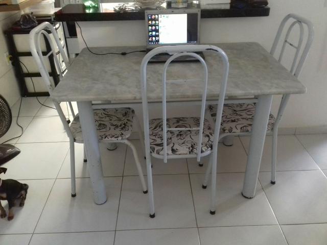 Mesa de mormore t 120×80 com 3 cadeiras valor 350,00.
