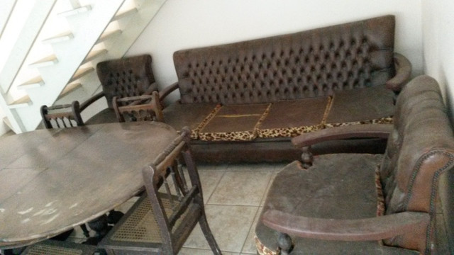 Mesa de jantar e conjunto de sofás antigo - Foto 2