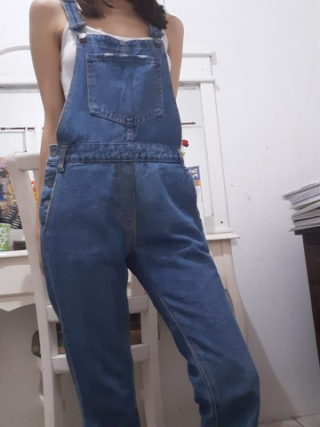 roupa jardineira jeans