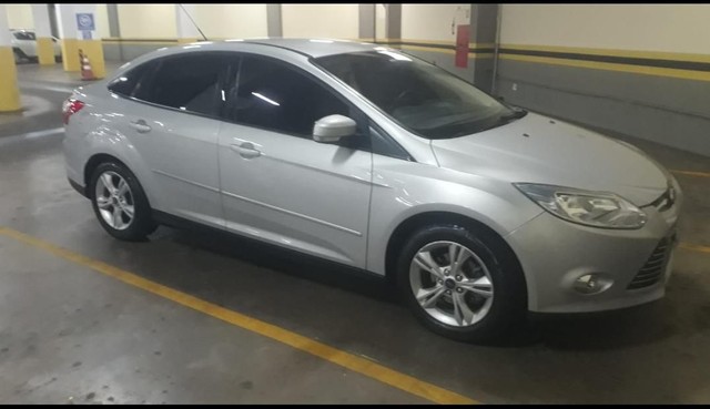 FOCUS SEDAN COMPLETO.