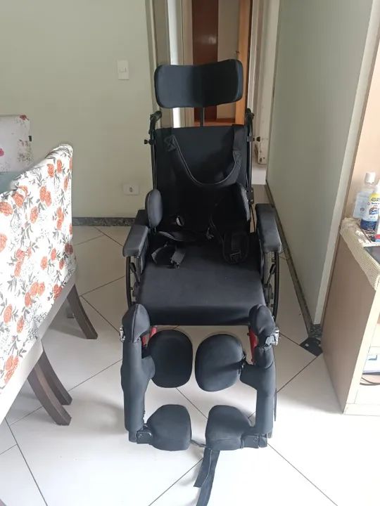 Cadeira de Rodas Ortobras Praticamente nova- Dobrável-Com apoio de cabeça e reclinável
