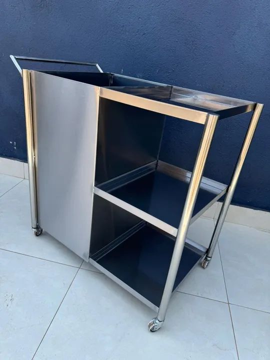 Carrinho inox com lixeira e prateleiras. - Foto 5