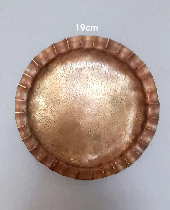 Bandeja de cobre e bronze antiga com design arabesco