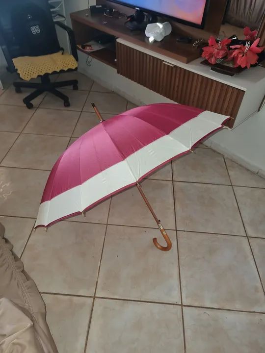 Guarda chuva com cabo e haste de madeira em Samambaia Sul 
