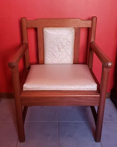 Poltrona/cadeira em madeira maciça (cerejeira) - firme e pesada, boa p/ idosos