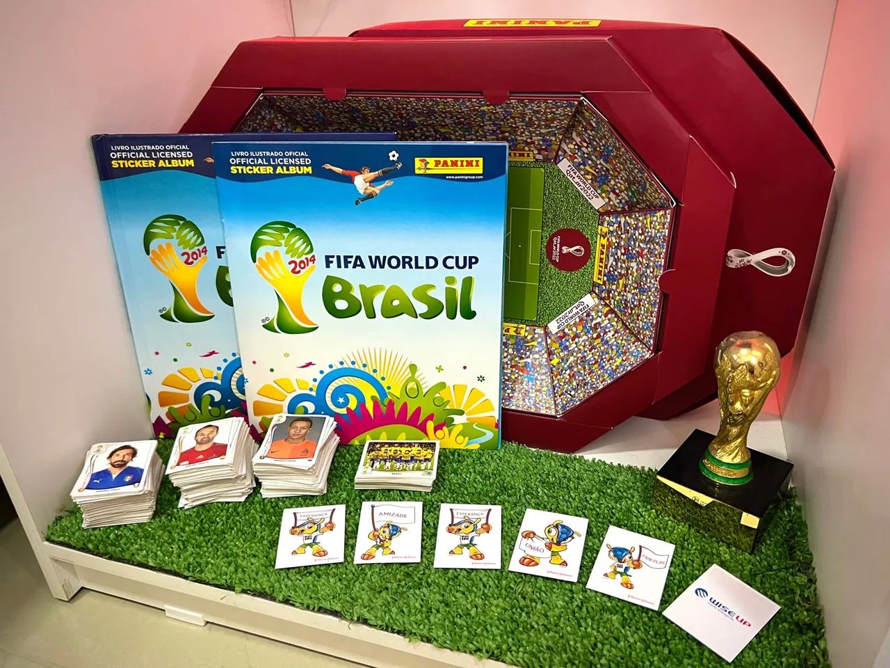 2 Álbuns Copa do mundo Brasil 2014 - Capa Mole COMPLETO + Capa Dura Faltando apenas 8!  - Foto 2