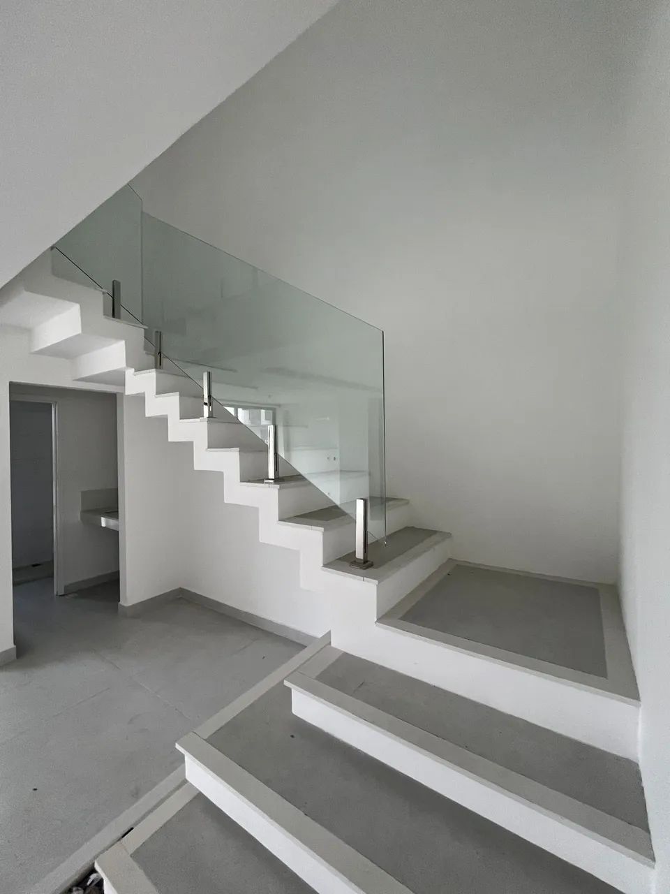 Excelente casa de condomínio sobrado para aluguel, 03 suites, nova em Intermares