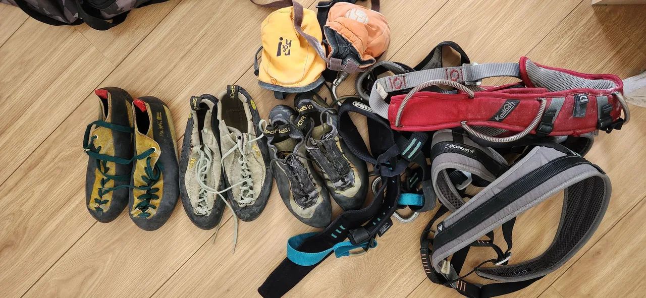 Kit Escalada Completo: 3 sapatilhas 3 cadeirinhas e 2 sacos de magnésio 