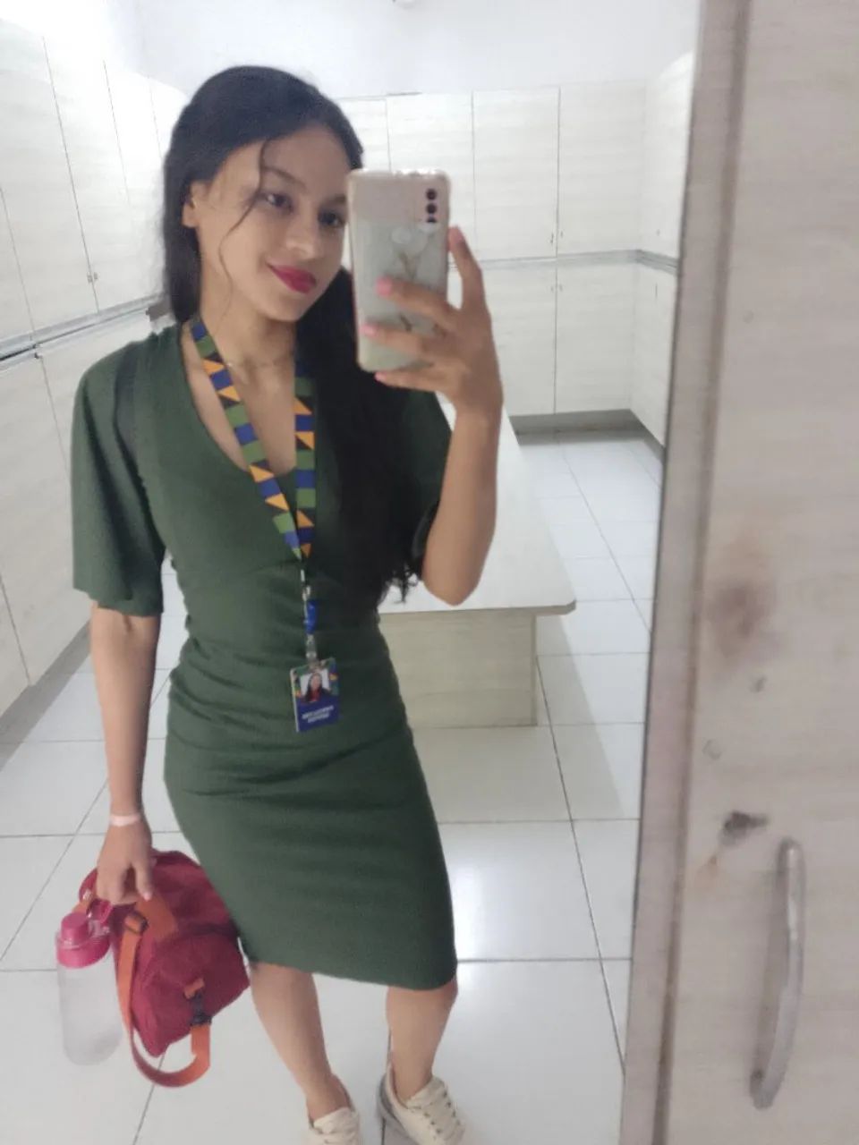 Vestido justo, decote em "V" - Foto 4