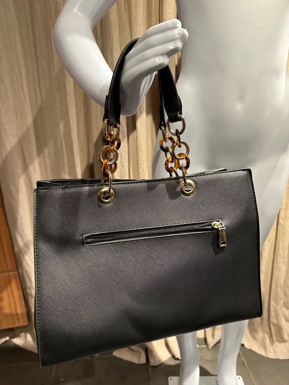 Bolsa de Ombro Preta com Alça Dourada - Foto 2
