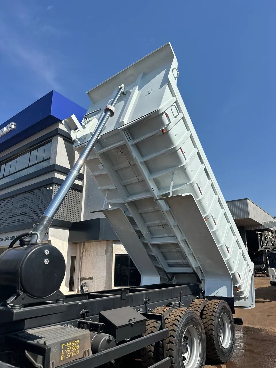 Iveco Tector 6x4 2019 Caçamba  - Foto 8