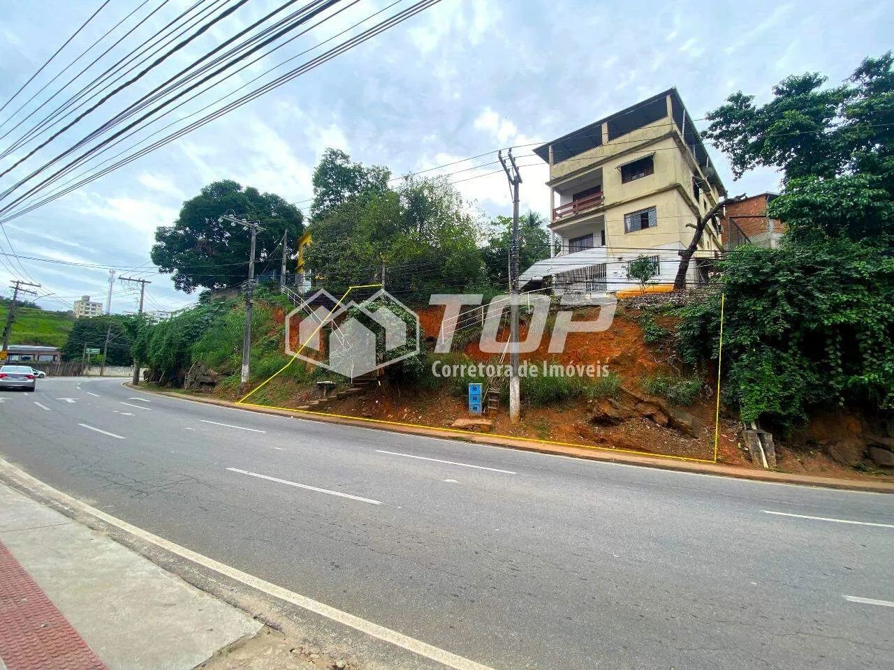 Prédio em terreno comercial no Parque Laranjeiras