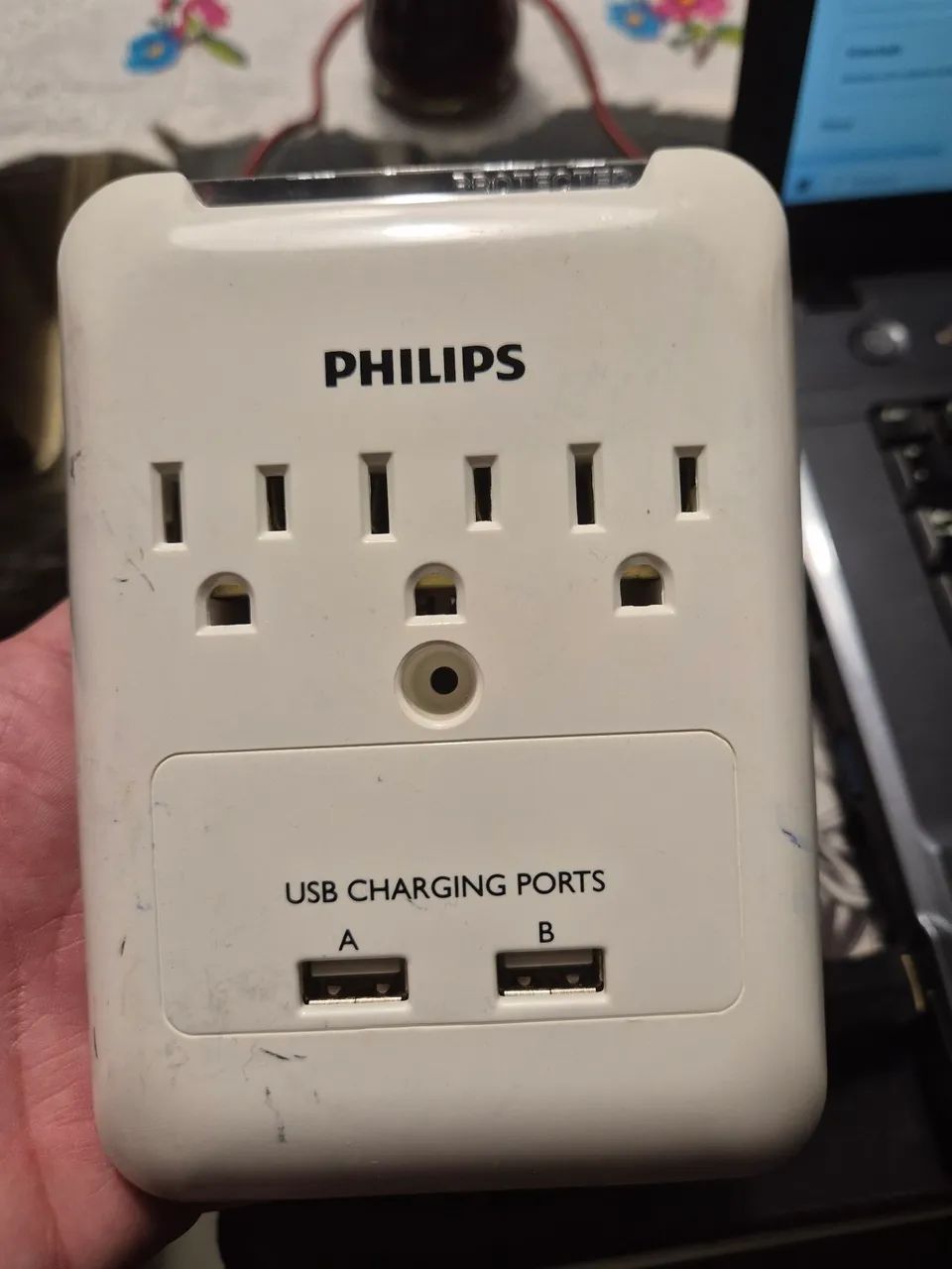 Adaptador de tomada marca Philips para Uso no Exterior. 