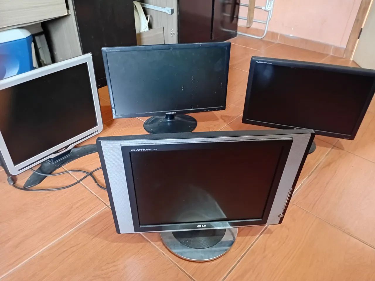 4 monitores funcionando perfeitamente 17, 22, 19, e 14 