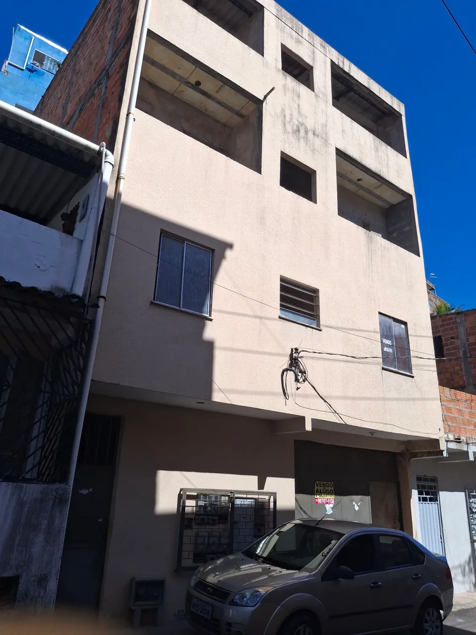 Vendo prédio com garagens e cobertura