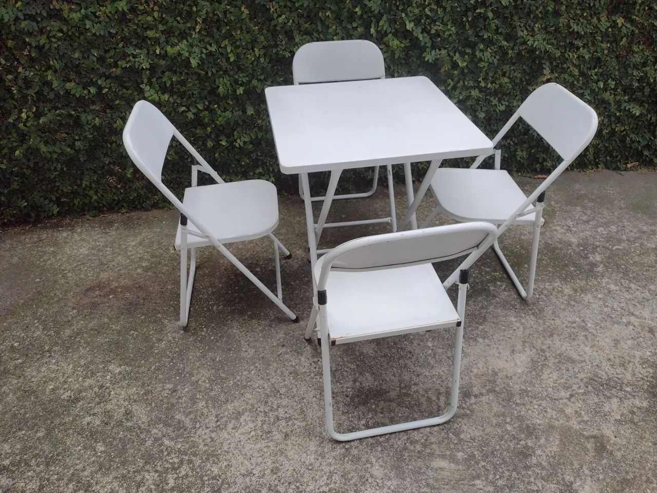 Conjunto de mesa dobrável com 4 cadeiras.