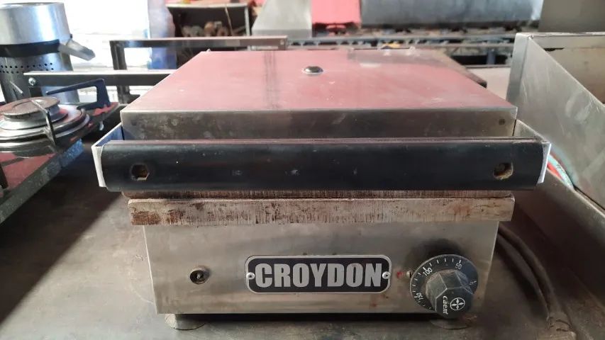 Crepeira Elétrica Croydon 10 Cavidades 110 volts bem conservada